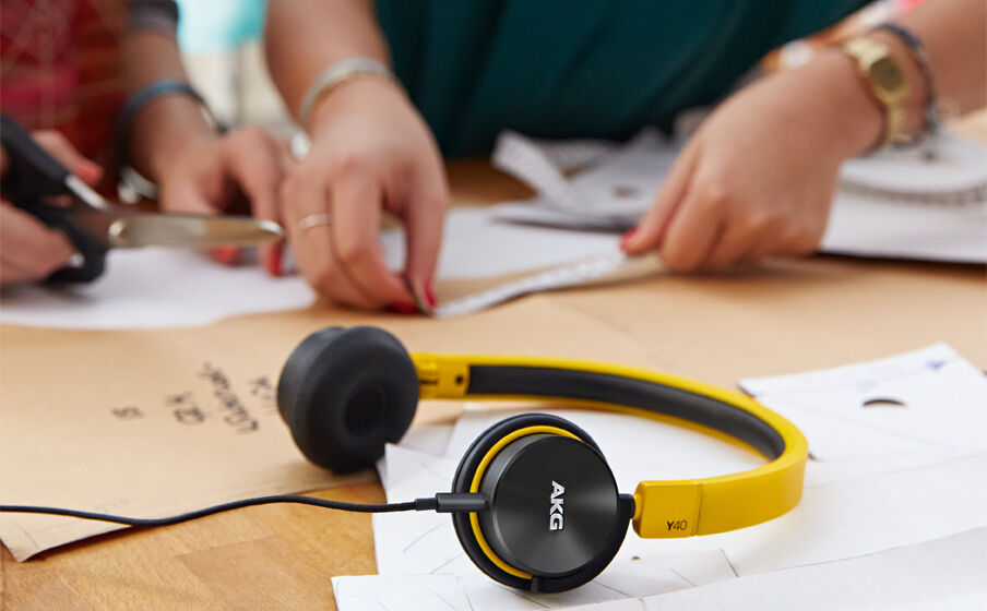 Y40 High-performance foldable  headphones with in-line universal mic/remote - Image